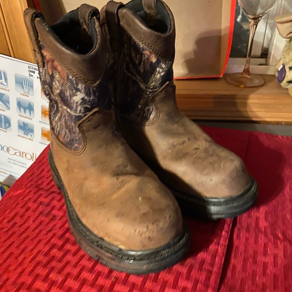 Boys Rocky boots size 2 M